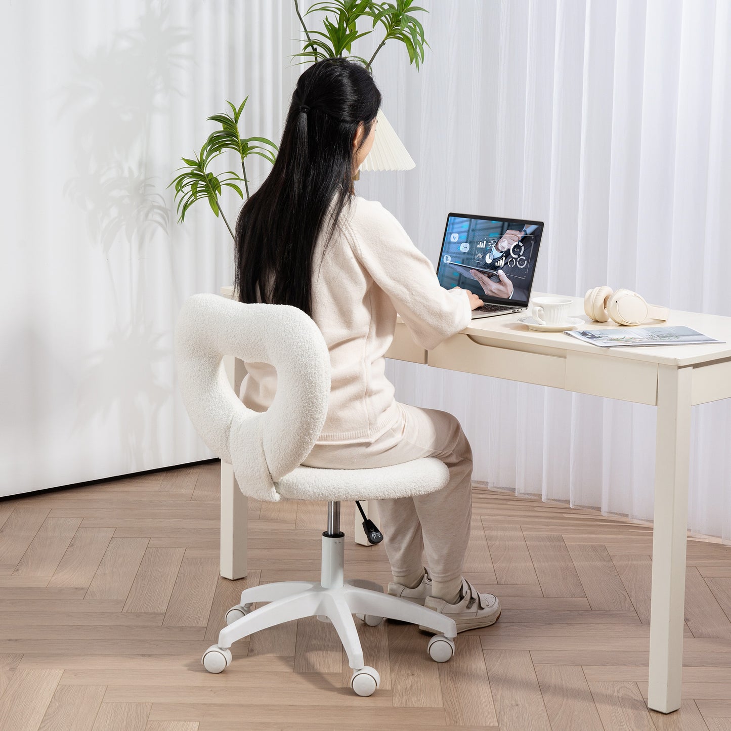 HOMCOM Armless Heart Computer Desk Chair, Teddy Fleece Swivel Office Chair, Makeup Vanity Chair with Height Adjustable, Wheels, for Home Study Bedroom, White